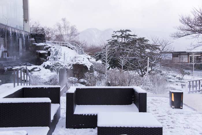Gartenmöbel aus Polyrattan im Schnee draußen (depositphotos.com)