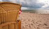 Der Urlaubstraum - Ein Rattan Strandkorb (depositphotos.com)