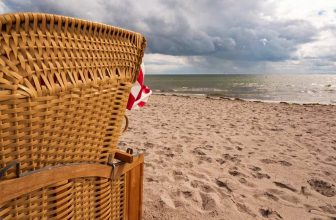 Der Urlaubstraum - Ein Rattan Strandkorb (depositphotos.com)